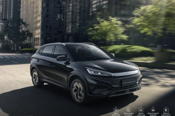 BYD Yuan Plus Lux Negra en la ciudad