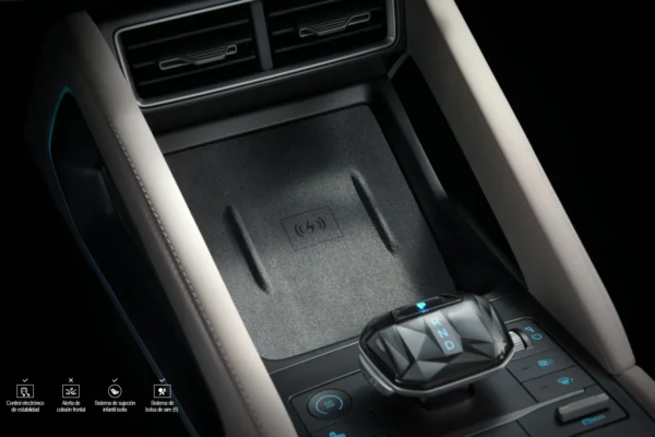 BYD Yuan Up Lux interior cargador
